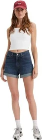 Levi's 80s Mom Shorts Jeans taking the stairs (Damen)