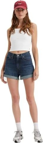 Levi's 80s Mom Shorts Jeans taking the stairs (Damen)