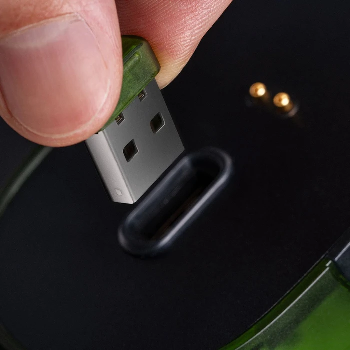 8BitDo Retro R8 Mouse mit Ladestation, Xbox Edition, grün/schwarz, USB/Bluetooth