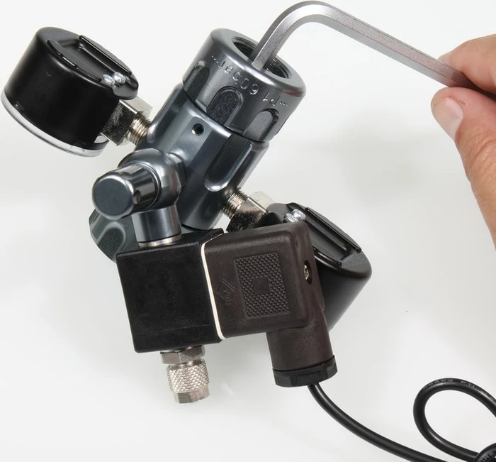 JBL PRO FLORA CO2 Regulator Professional, Präzisions-Druckminderer für Einweg und Mehrweg CO2 Druckflaschen, mit Magnetventil