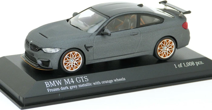 Minichamps BMW M4 GTS Baujahr 2016 mattgrau metallic mit orangefarbenen Rädern