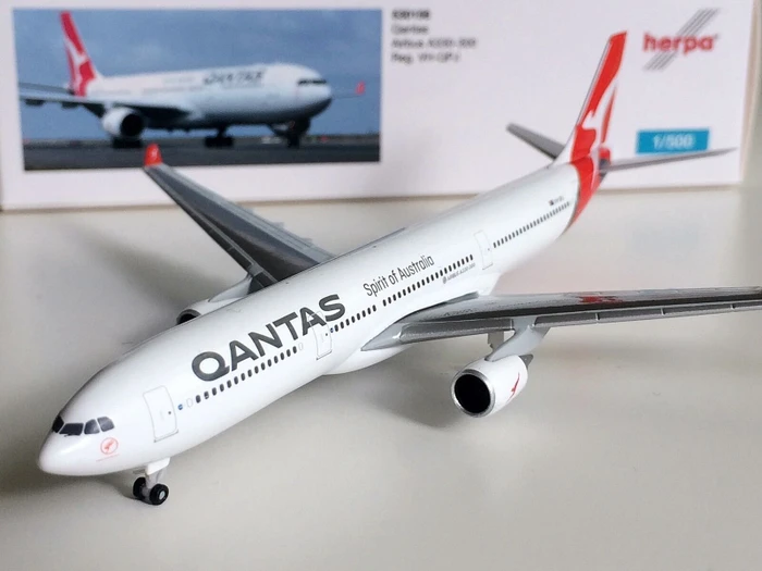 Herpa Qantas Airbus A330-300 - new 2016 colors - VH-QPJ