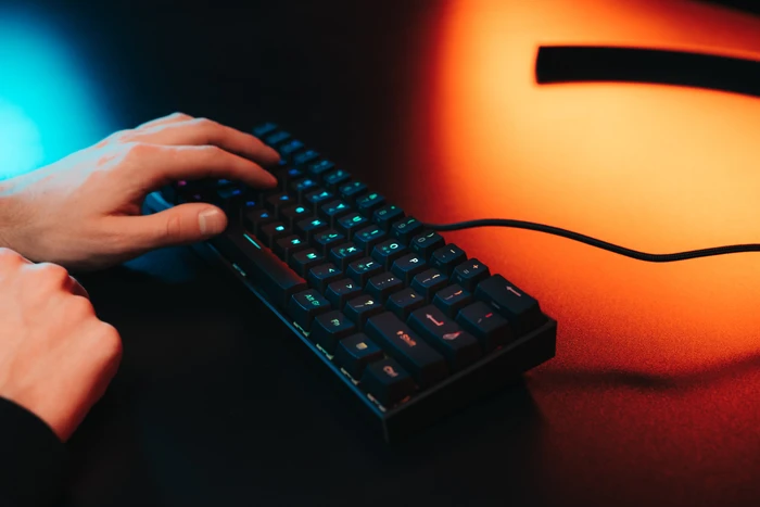 Verbatim SureFire KingPin M1 60% Gaming Keyboard, LEDs RGB, RED Switches, schwarz, USB, DE