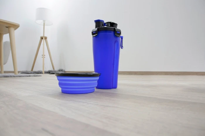 Kerbl Futter- und Wasserbehälter inkl. 250ml Reisenapf, 2x 350ml, blau/schwarz