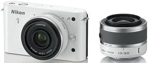 Nikon 1 J1 weiß mit Objektiv 1 NIKKOR 10-30mm 3.5-5.6 VR und 1 NIKKOR 10mm 2.8