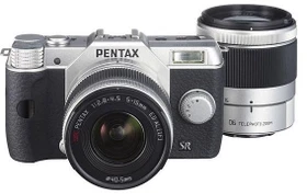 Pentax Q10 silber mit Objektiv Q 02 Standard Zoom 5-15mm 2.8-4.5 AL und Q 06 Telephoto Zoom 15-45mm 2.8 AL