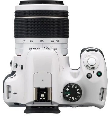 Pentax K-50 weiß mit Objektiv smc DA 18-55mm 3.5-5.6 AL WR und smc DA 50-200mm 4.0-5.6 ED WR