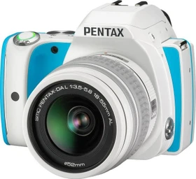 Pentax K-S1 weiß/blau mit Objektiv smc DA L 18-55mm 3.5-5.6 AL