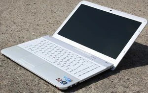 Sony Vaio VPC-EA1S1E/B, schwarz, Core i3-330M, 4GB RAM, 500GB HDD, Mobility Radeon HD 5145, DE