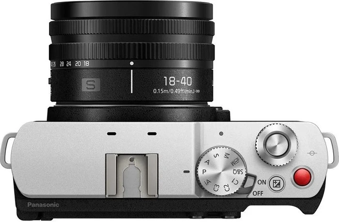 Panasonic Lumix DC-S9 silber/schwarz mit Objektiv Lumix S 18-40mm 4.5-6.3