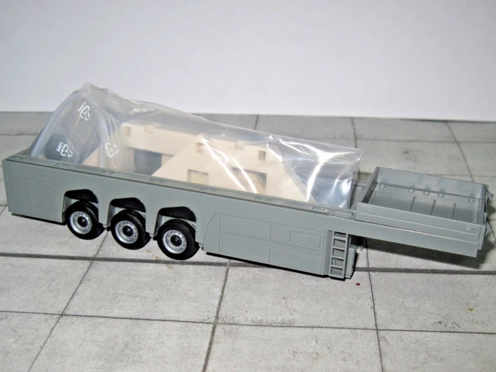Herpa Betonteileauflieger mit Ladung (4 Dachgiebelteile)