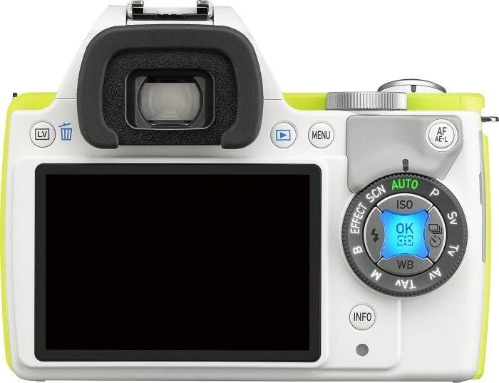 Pentax K-S1 weiß/gelb mit Objektiv smc DA L 18-55mm 3.5-5.6 AL