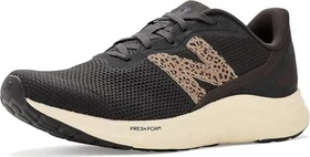 New Balance Fresh Foam Arishi v4 black cement/flat taupe/angora (Damen)