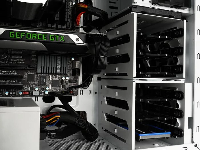 NZXT H230 weiß, schallgedämmt