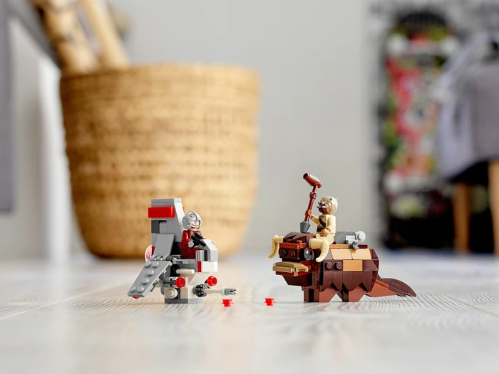 LEGO Star Wars Microfighters - T-16 Skyhopper vs Bantha