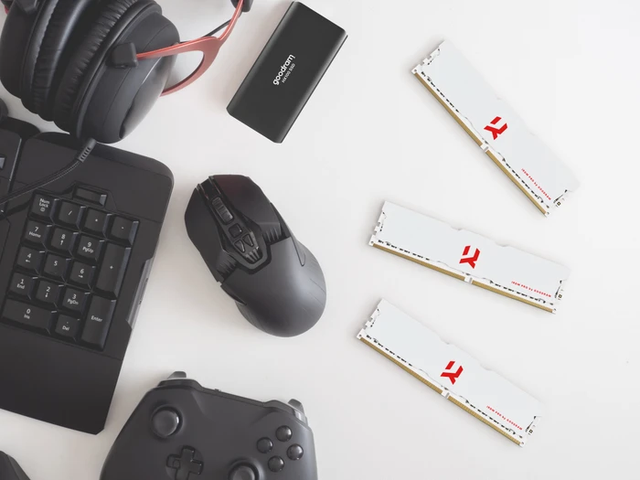 goodram IRDM PRO CRIMSON WHITE UDIMM 32GB Kit, DDR4-3600, CL18-22-22, 2RX8, retail