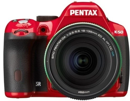 Pentax K-50 rot mit Objektiv smc DA 18-135mm 3.5-5.6 ED AL IF DC WR