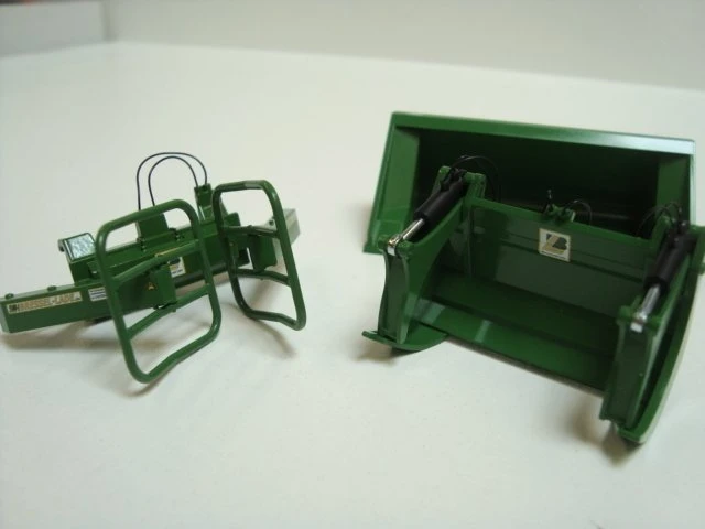 Wiking Die-Cast Frontlader Werkzeuge Set A John Deere grün