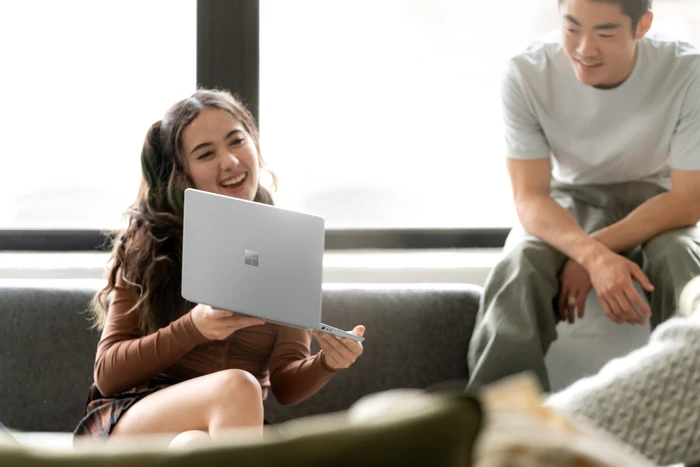 Microsoft Surface Laptop Go 2, Eisblau, Core i5-1135G7, 8GB RAM, 128GB SSD, DE, Business