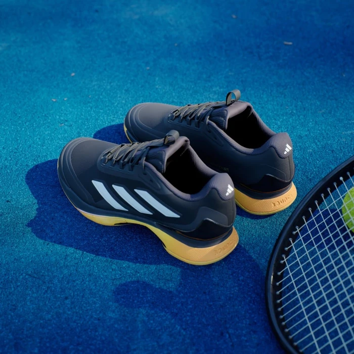 adidas Avacourt 2 aurora black/zero metallic/spark (Damen)
