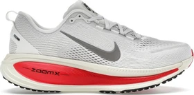 Nike Vomero 18 platinum tint/siren red/light smoke grey/metallic pewter (Herren)