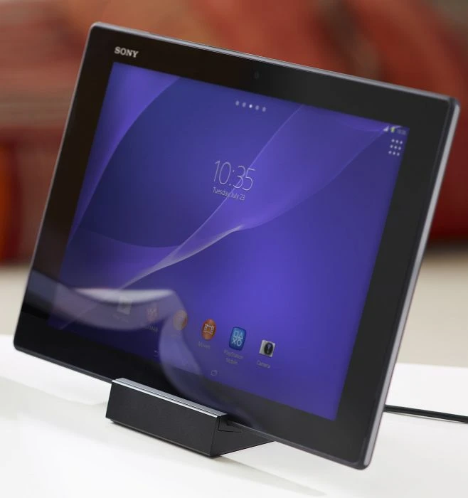Sony Xperia Tablet Z2, schwarz, 16GB, DK39 Dockingstation, 32GB USB-Stick
