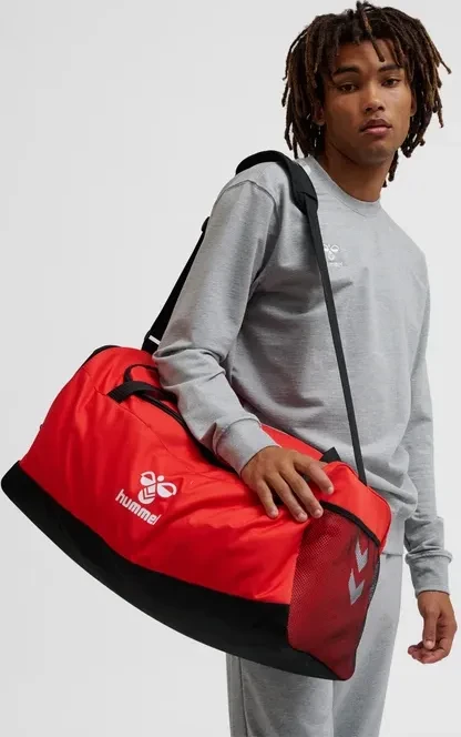 hummel Core 2.0 S mit Bodenfach Sporttasche true red/black