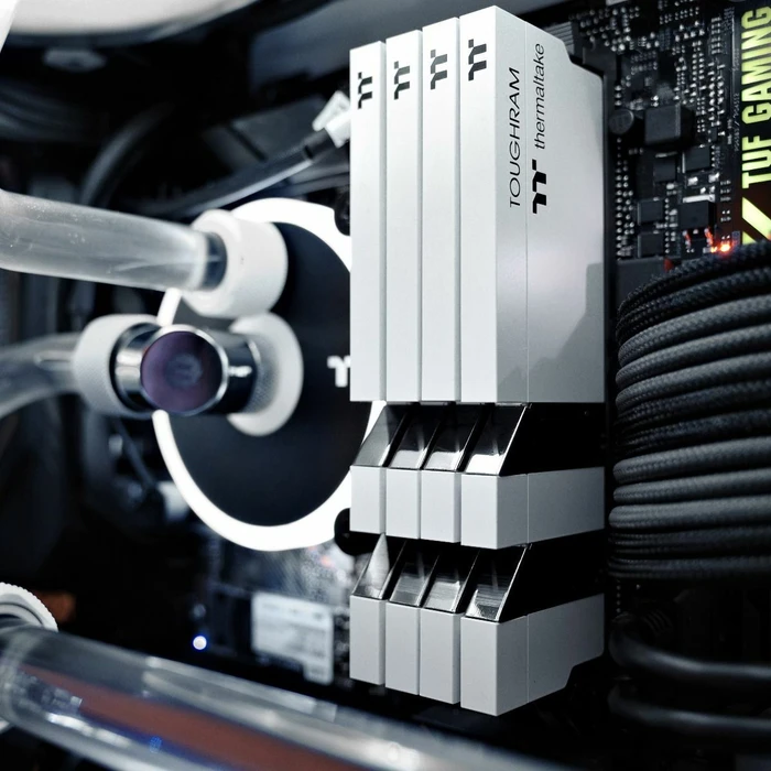 Thermaltake Toughram Memory White UDIMM 16GB Kit, DDR4-3600, CL18-22-22-42
