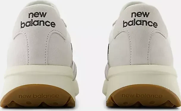 New Balance 370 sea salt/black cement