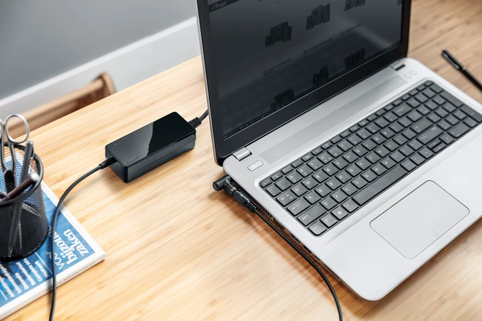 Trust Primo Notebook Power Adapter, Hohlstecker mit Wechseladapter, 70W