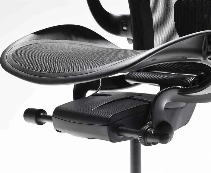 Herman Miller Aeron remastered Bürostuhl, Onyx schwarz, Größe B, Armlehnen Vinyl, Fußkreuz/Mechanik Kunststoff schwarz