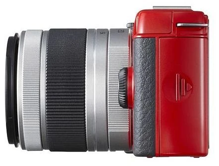 Pentax Q10 rot mit Objektiv Q 02 Standard Zoom 5-15mm 2.8-4.5 AL
