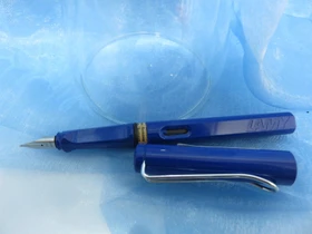 Lamy safari blau, linke Hand, mittel