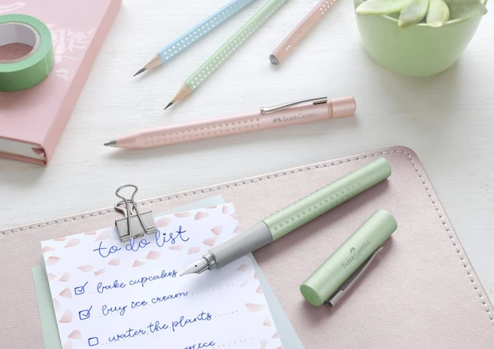 Faber-Castell Füller Grip 2011 Pearl Edition mint, rechte Hand/linke Hand, extra fein