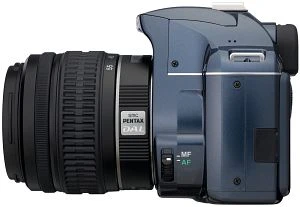 Pentax K-x blau mit Objektiv smc DA L 18-55mm 3.5-5.6 AL
