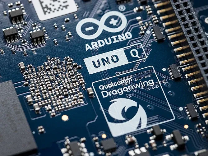 TRU Components Volta Arduino UNO Q Set (4 GB / 32 GB eMMC) 4 x 2.0 GHz inkl. Hutschienennetzteil
