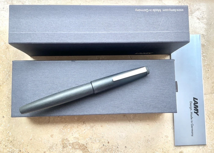 Lamy 2000 schwarz, rechte Hand, abgeschrägt mittel