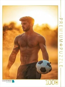 Calvendo Halbnackter Mann als Fußballspieler im Sonnenlicht