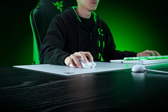 Razer Atlas Pro Gaming-Mauspad aus gehärtetem Glas, 500x400mm, 1.9mm dick, weiß