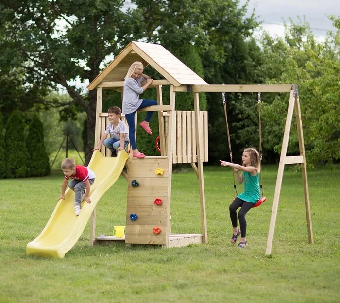 Wendi Toys Spielturm Biene mit Rutsche, Schaukel und Kletterwand