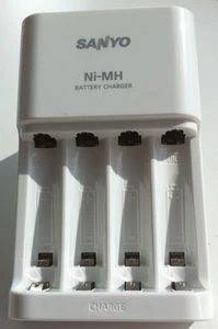 Panasonic eneloop MQN04 + 4x eneloop AA