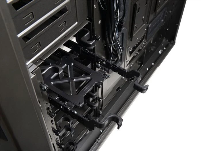 NZXT Phantom 630 Gunmetal, Acrylfenster