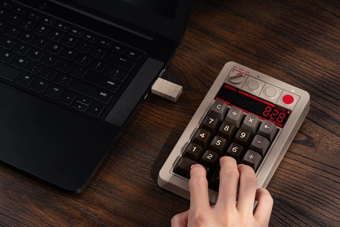 8BitDo Retro 18 Mechanical Numpad C64 Edition, beige, Kailh Box V2 WHITE, hot-swap, USB-C/Bluetooth