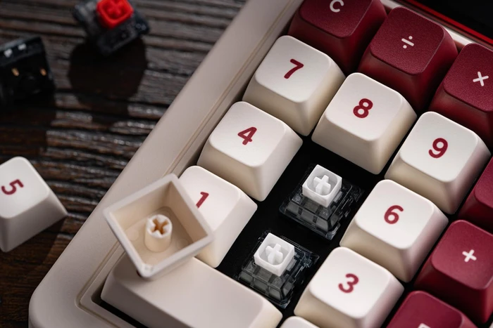 8BitDo Retro 18 Mechanical Numpad Fami Edition, mehrfarbig/rot/weiß, Kailh Box V2 WHITE, hot-swap, USB-C/Bluetooth