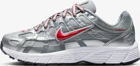 Nike P-6000 metallic silver/flat silver/cool grey/gym red (Junior)