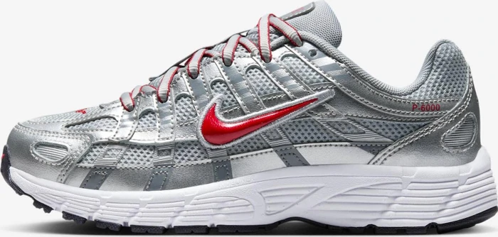 Nike P-6000 metallic silver/flat silver/cool grey/gym red (Junior)