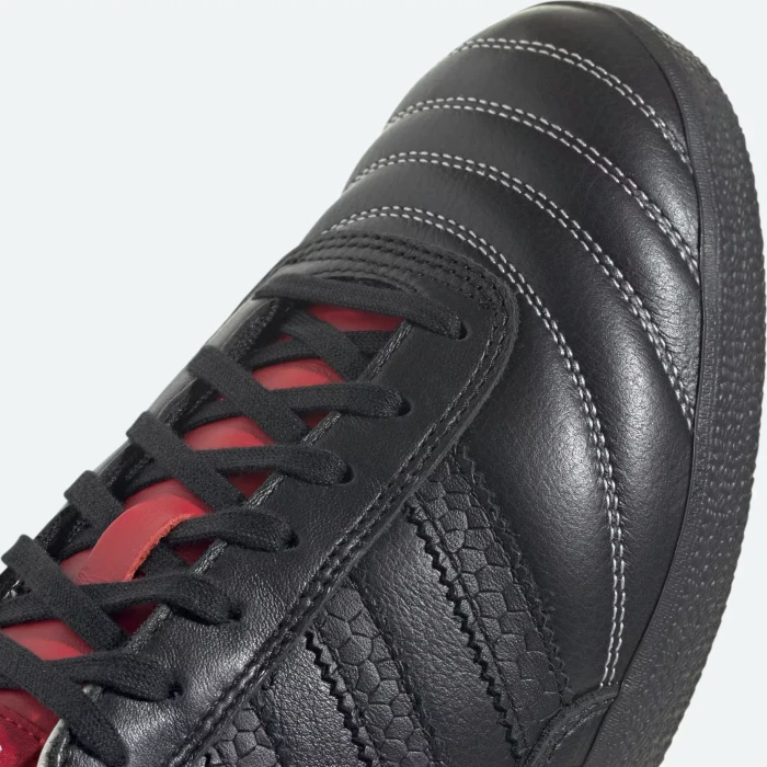 adidas Gazelle Team core black/better scarlet (Herren)