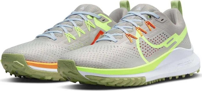 Nike React Pegasus Trail 4 light iron ore/cobblestone/football grey/volt (Herren)