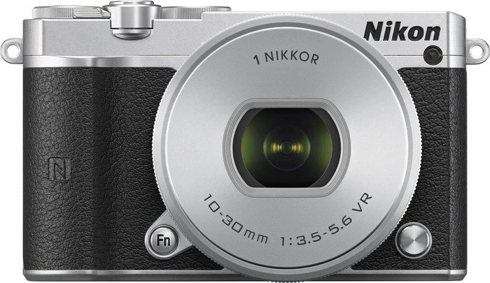 Nikon 1 J5 silber mit Objektiv 1 NIKKOR 10-30mm 3.5-5.6 PD-Zoom VR