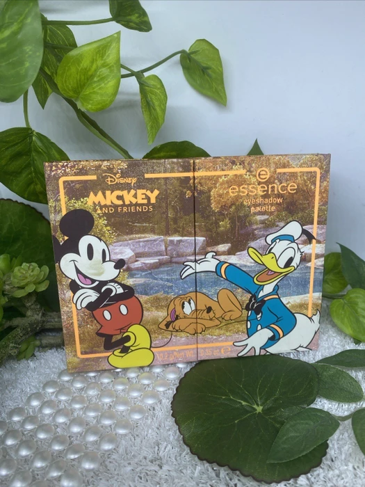 Essence Disney Mickey and Friends Lidschatten Palette laughter is timeless